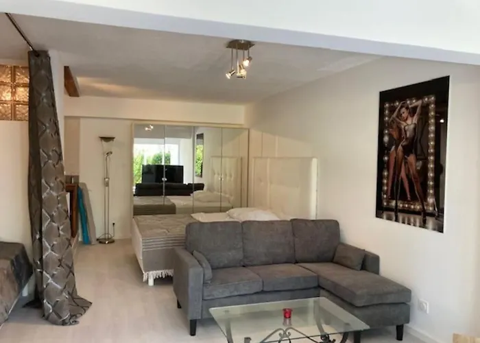 181, Port Nature, Au Village Naturiste * אגדה